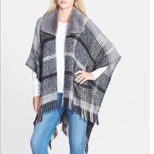 Beautiful poncho with faux fur